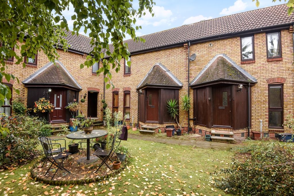 Property photo 1 of 7 Communal Gardens
