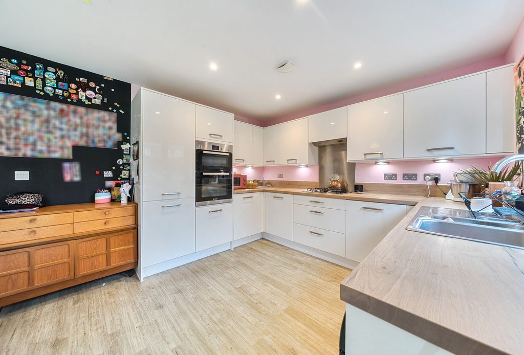 Property photo 2 of 20 1364423-10-68Ef82...