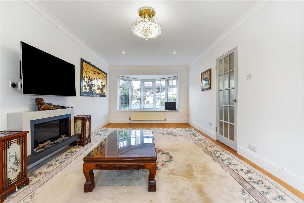 Property photo 3 of 31 Ph3_6378943.Jpg