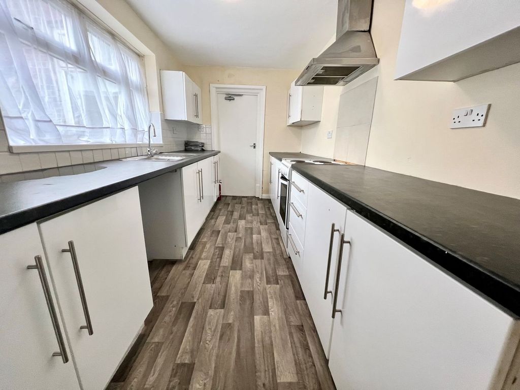 Property photo 3 of 10 Kitchen