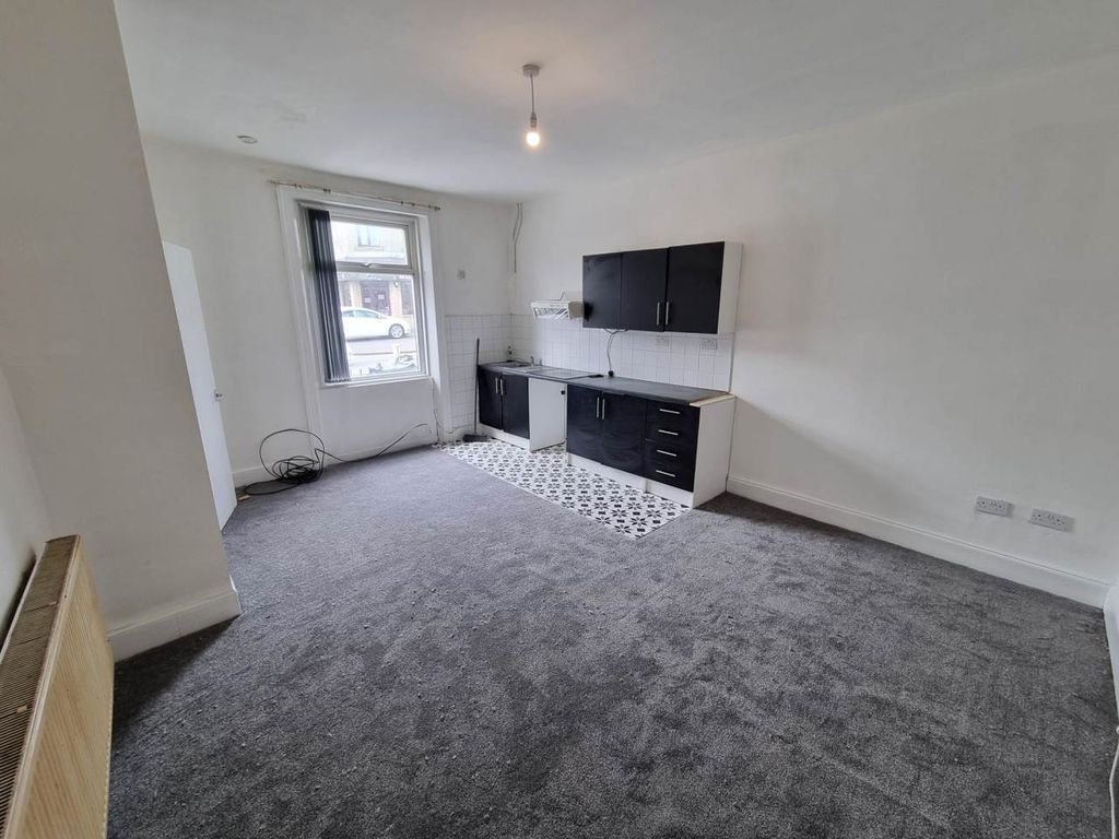 Property photo 3 of 9 1000095860