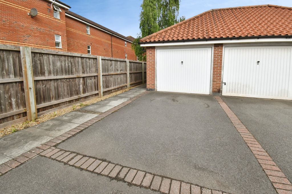 Property photo 2 of 17 Garage & Parking