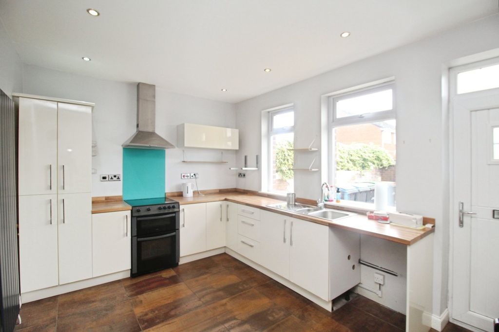Property photo 3 of 14 Kitchen