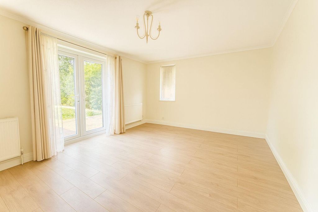 Property photo 1 of 14 Livingroom