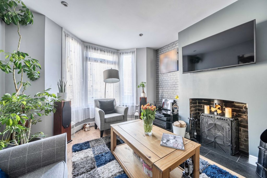 Property photo 3 of 17 Lounge