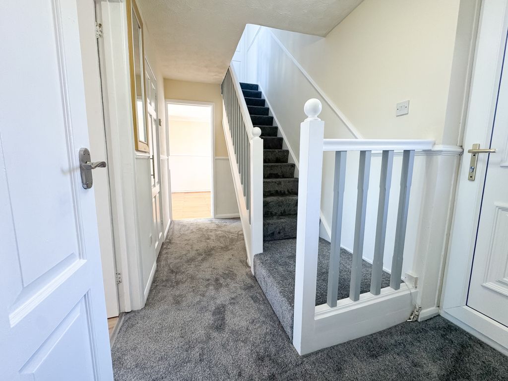 Property photo 2 of 14 Manor Ewemove Stockton-5