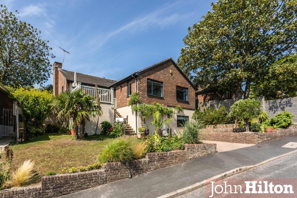 Property photo 1 of 32 Wanderdown Close-5.Jpg
