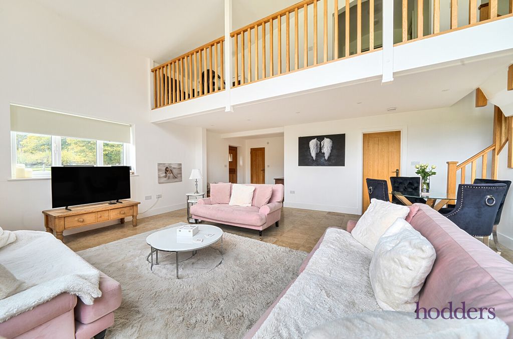 Property photo 2 of 44 01175129-Dbbc-427...