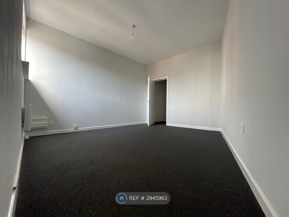 Property photo 3 of 9 Living/ Dining Room