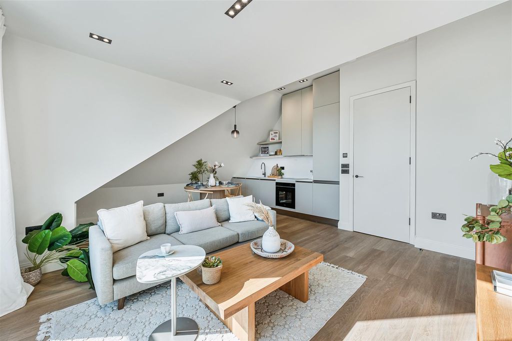 Property photo 2 of 14 Flat 8 - 50 Creswick Road-3.Jpg