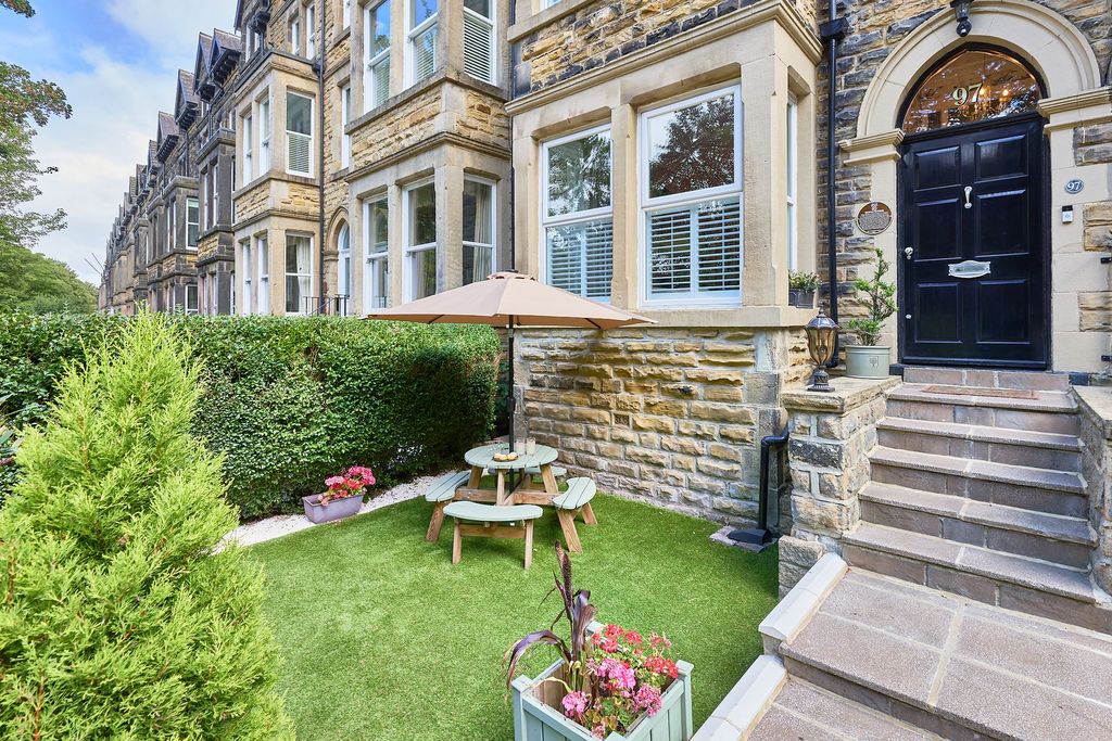 Property photo 2 of 48