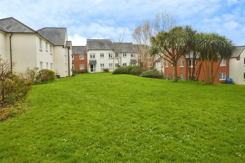 Property photo 2 of 19 Communal Gardens