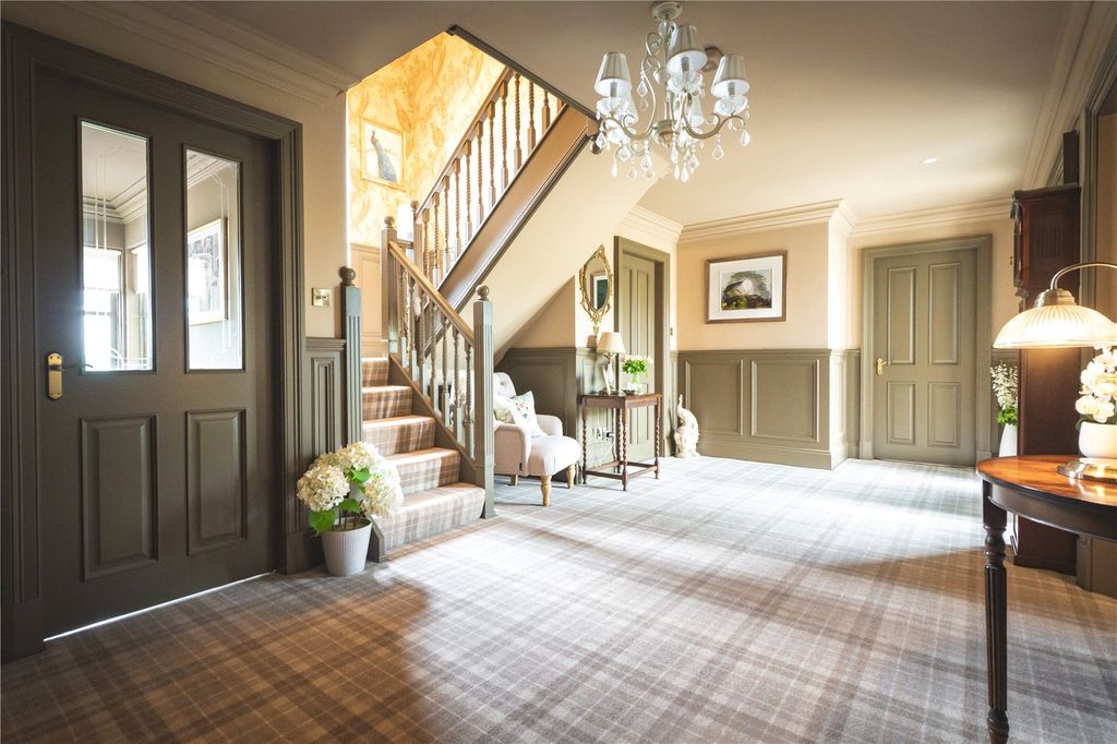 Property photo 3 of 44 Entrance Hall