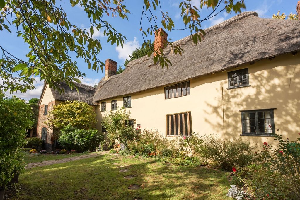 Property photo 1 of 21 Thatched House