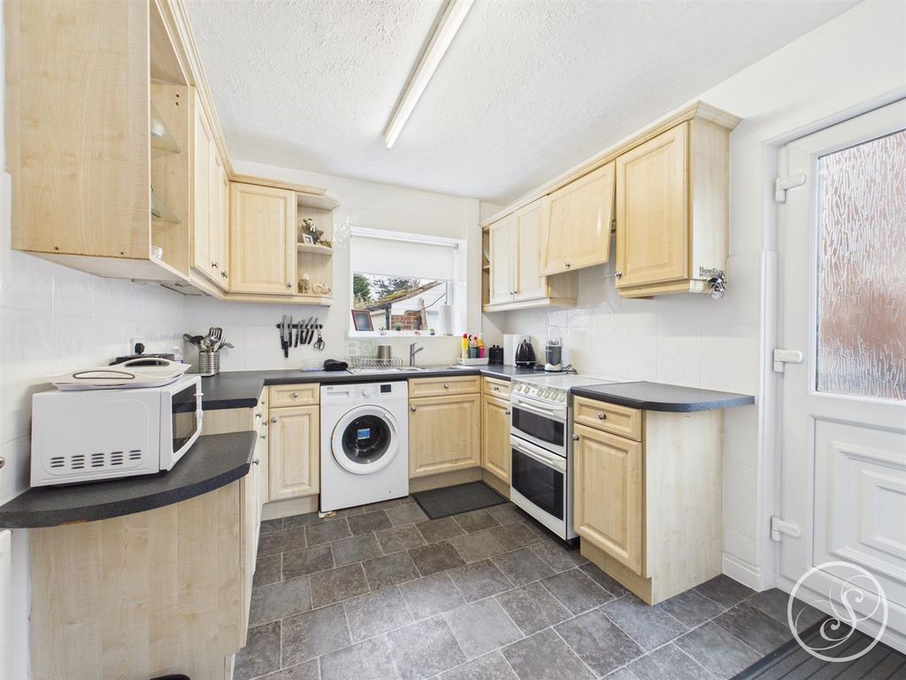 Property photo 3 of 17 Kitchen