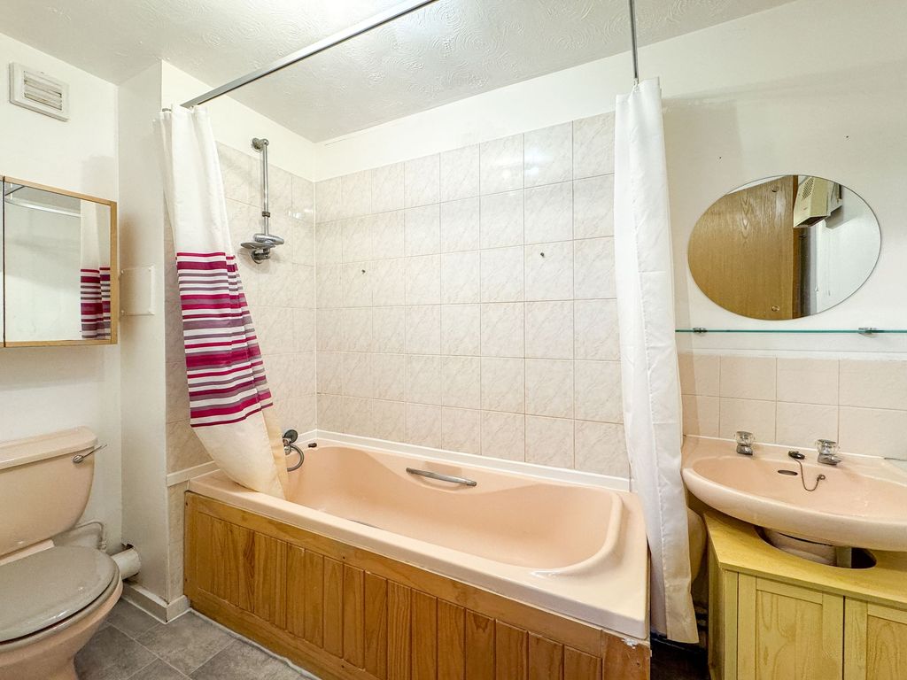 Property photo 3 of 9 Bathroom