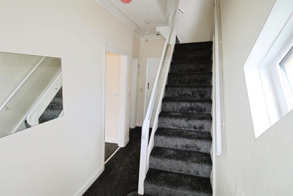 Property photo 2 of 18 Hallway