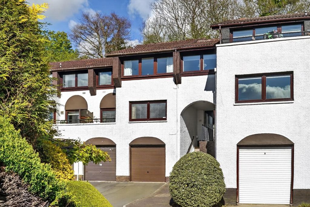 Property photo 2 of 15 16 Springfield Gdns_02.Jpg
