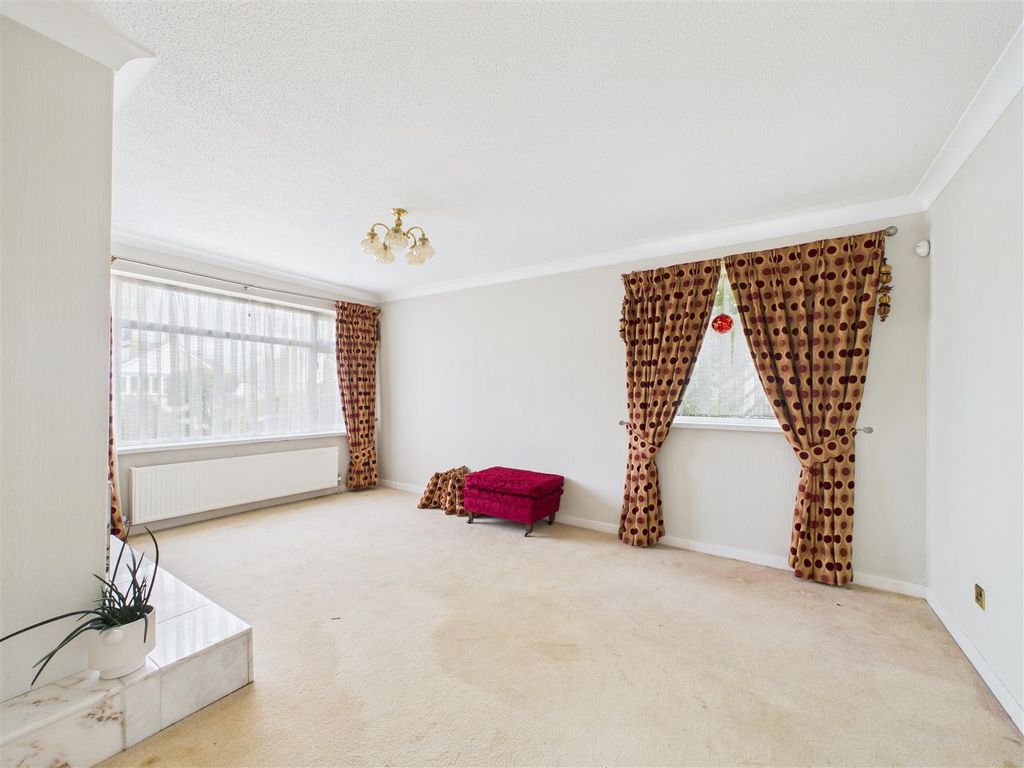 Property photo 3 of 13 Cam03303G0-Pr0243-Still004.Jpg