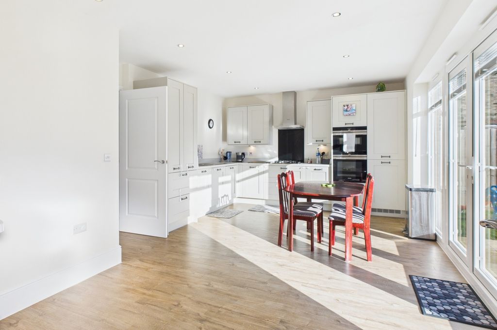 Property photo 2 of 20 Cam02519G0-Pr0360-Still003