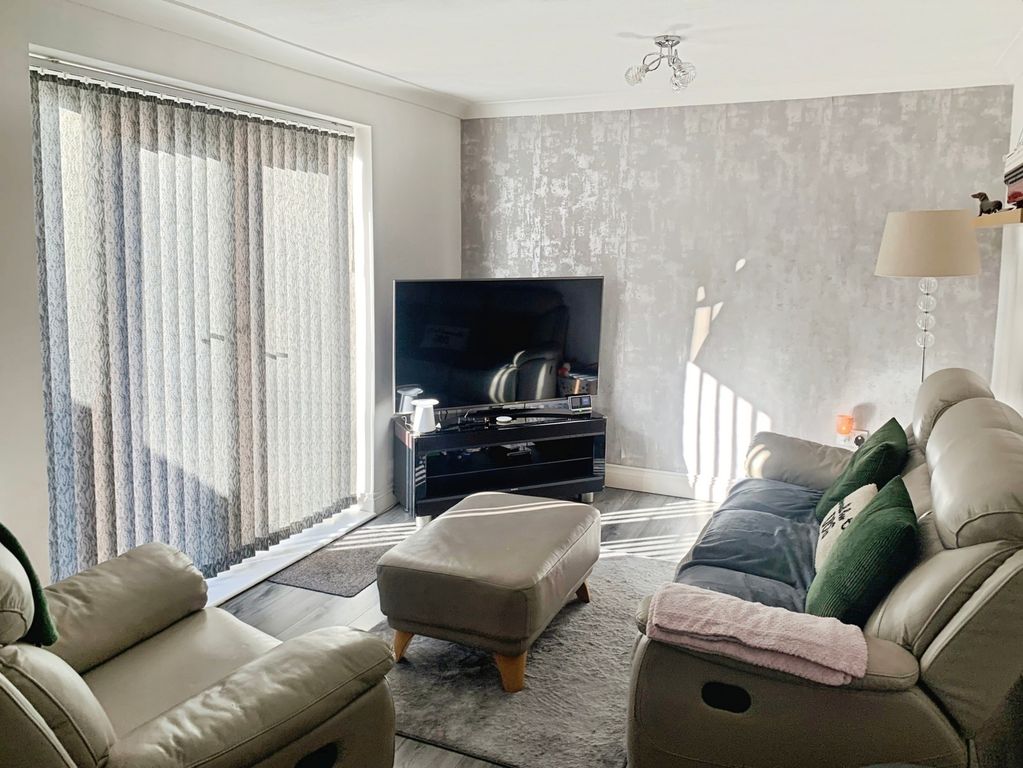 Property photo 3 of 12 Lounge