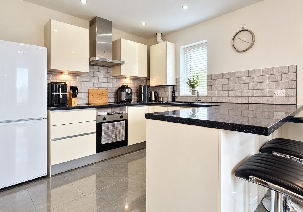 Property photo 2 of 15 CE120Be2-9491-4698-Bfdf-21Ec5D0B7C6A.Png