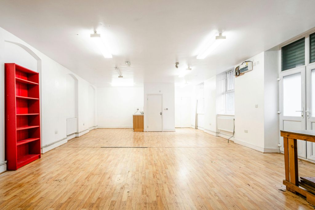 Property photo 2 of 11 Fieldgate St 99 U6 Low Res 2.Jpg