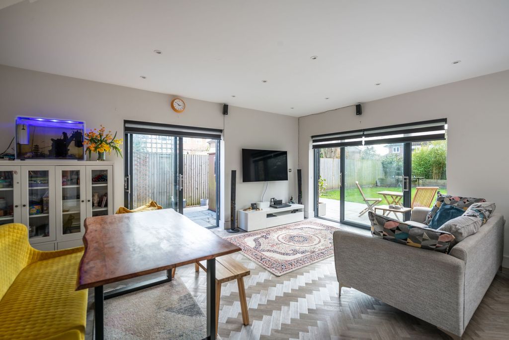 Property photo 2 of 27