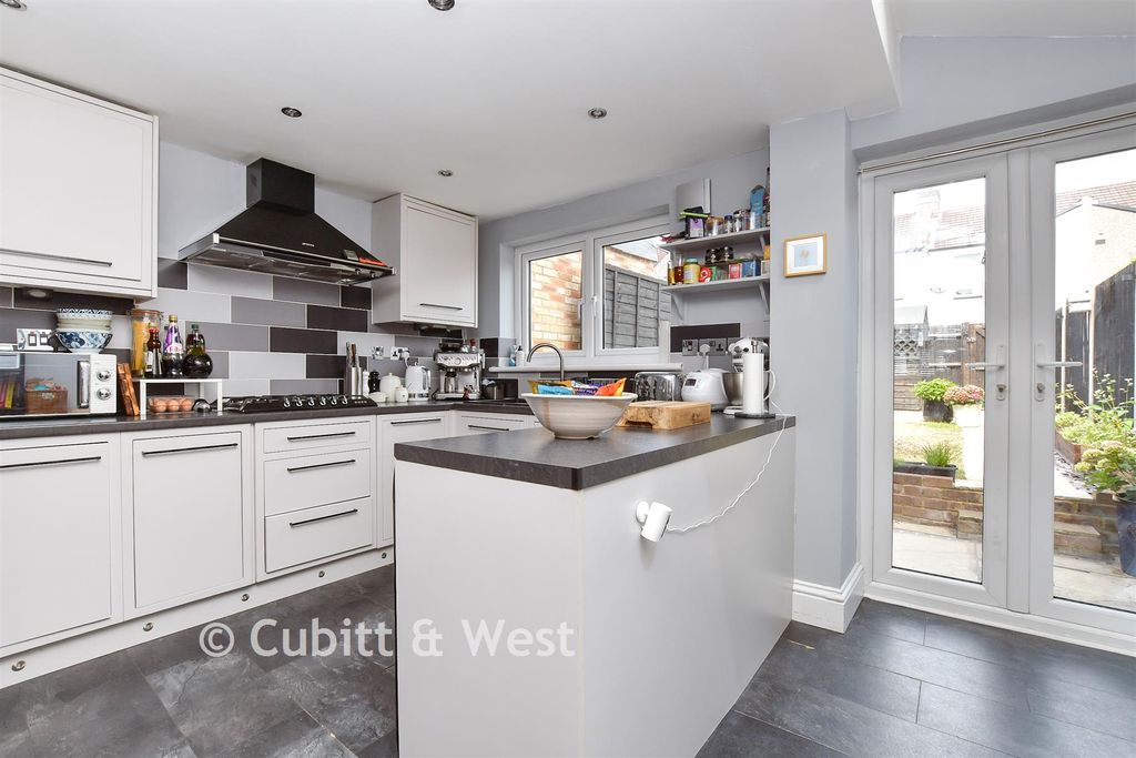 Property photo 3 of 12 Kitchen/Breakfast Room