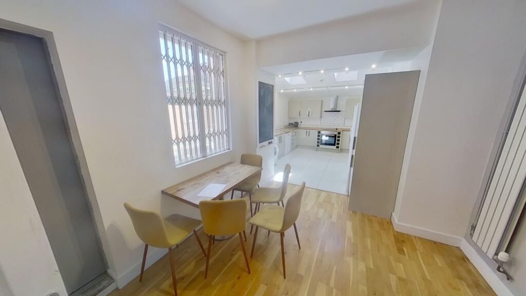 Property photo 2 of 14 A Spacious And Bright Kitchenette Area, Perfect Fo...