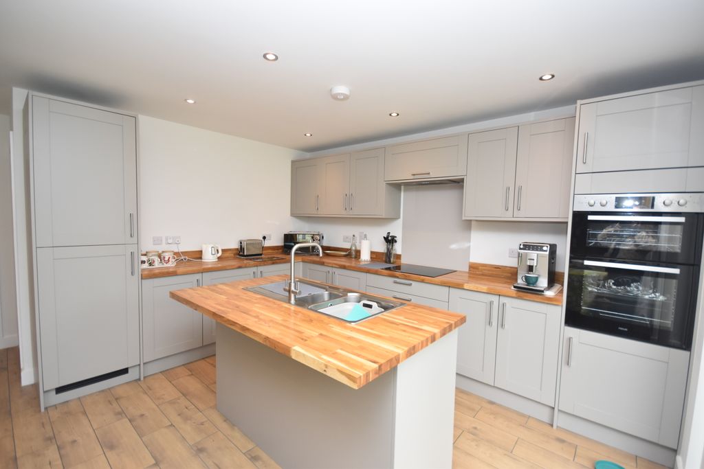 Property photo 2 of 13 Kitchen