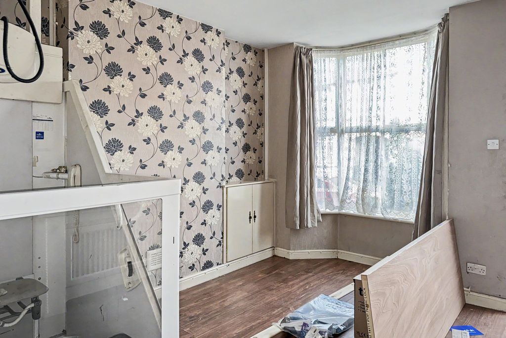 Property photo 2 of 19 47 Walsall Road, Darlaston, West Midlands, Ws10 9Js