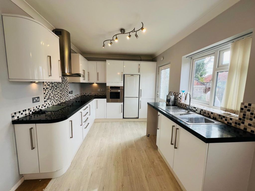 Property photo 3 of 11 Kitchen