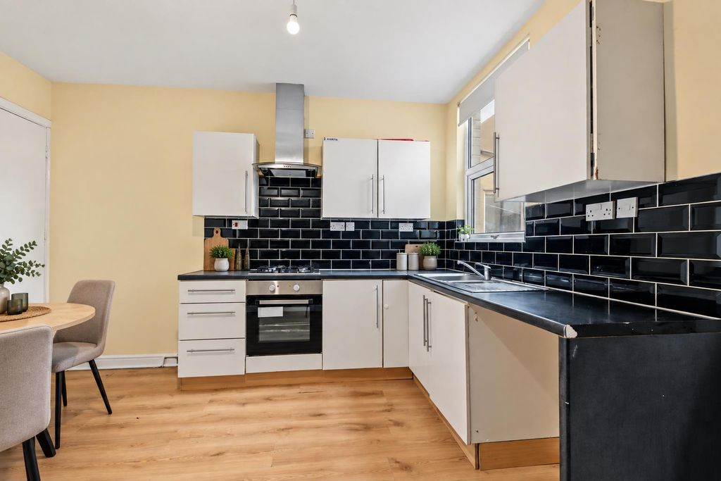 Property photo 3 of 9 Kitchen Vf.Png