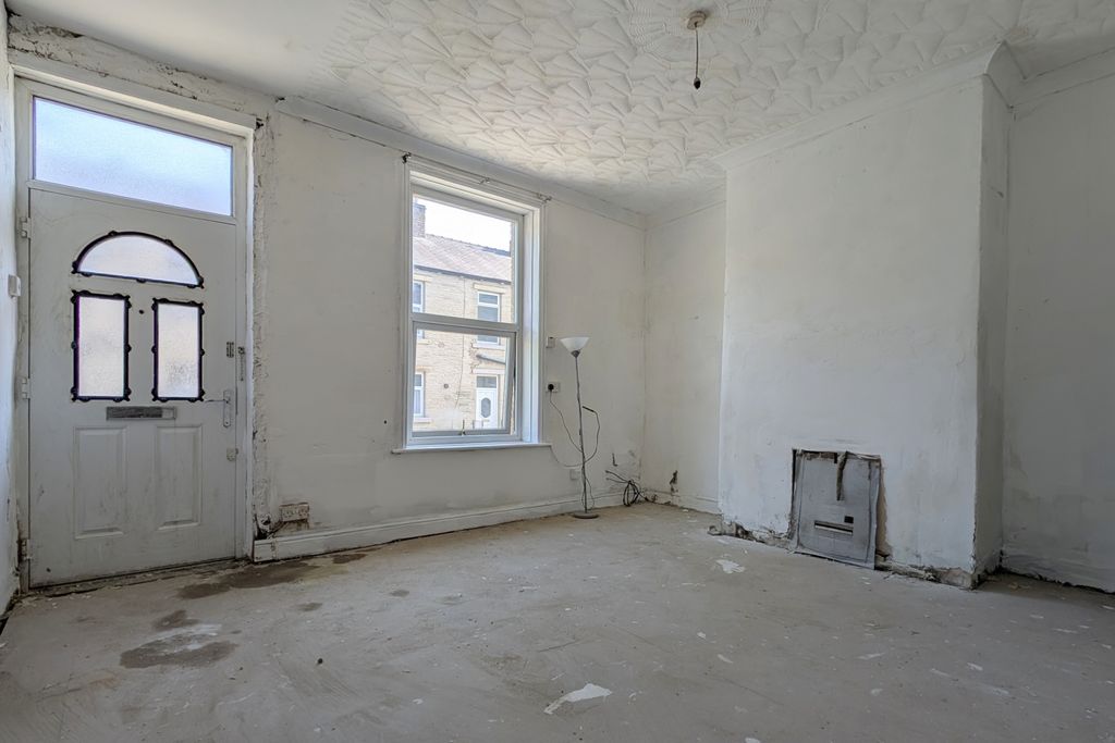 Property photo 3 of 8 West St Ewemove Bailiff Bridge (5)