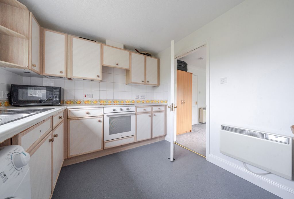 Property photo 2 of 9 1325211-8-687624F...