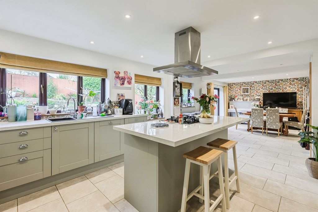 Property photo 3 of 33