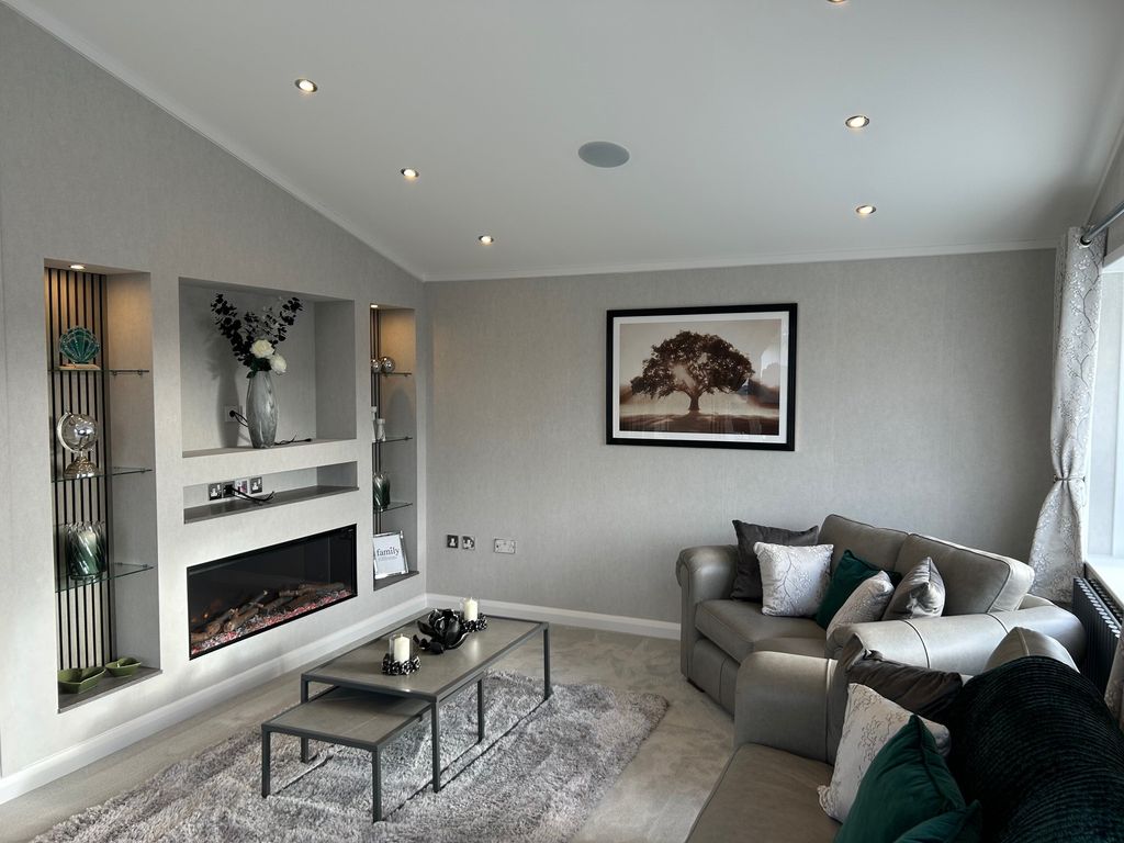 Property photo 2 of 14 Lounge