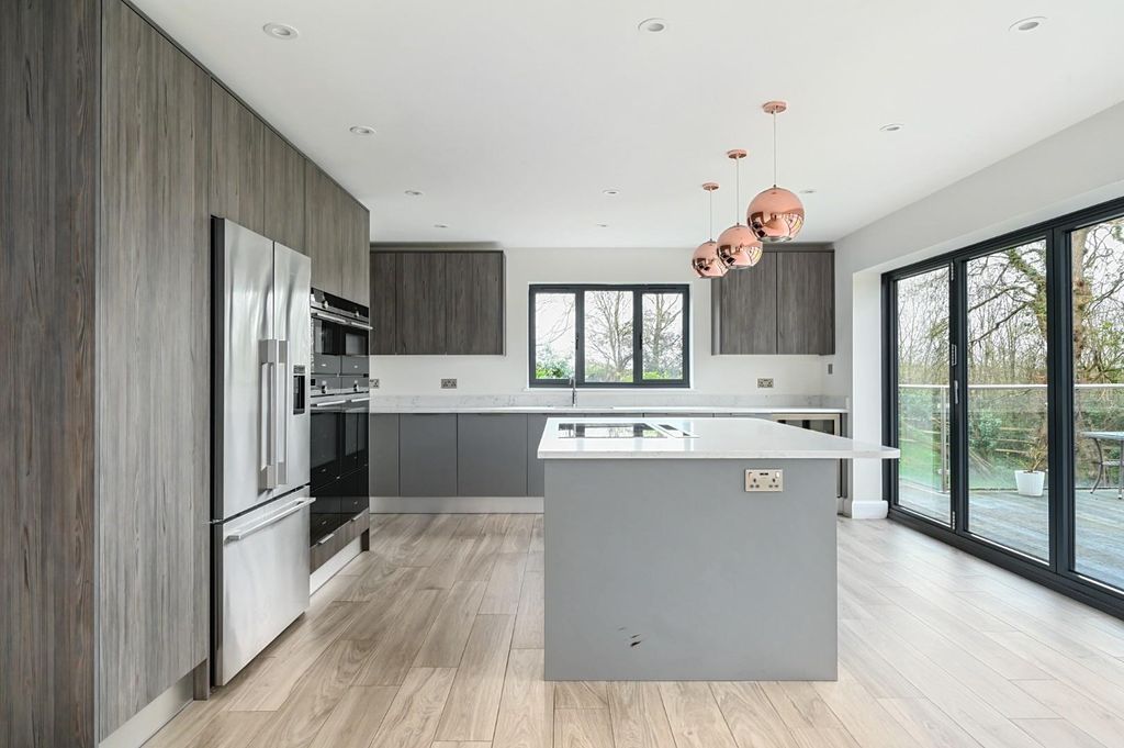 Property photo 2 of 52 4 Appletree Close Rh15 (1).Jpg