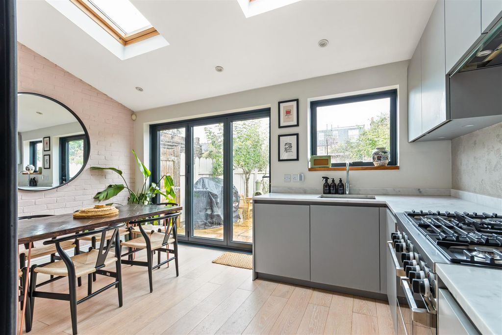 Property photo 3 of 19 Kitchen