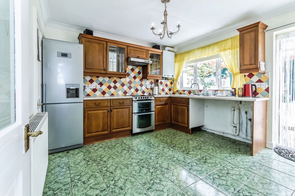 Property photo 3 of 11 Kitchen