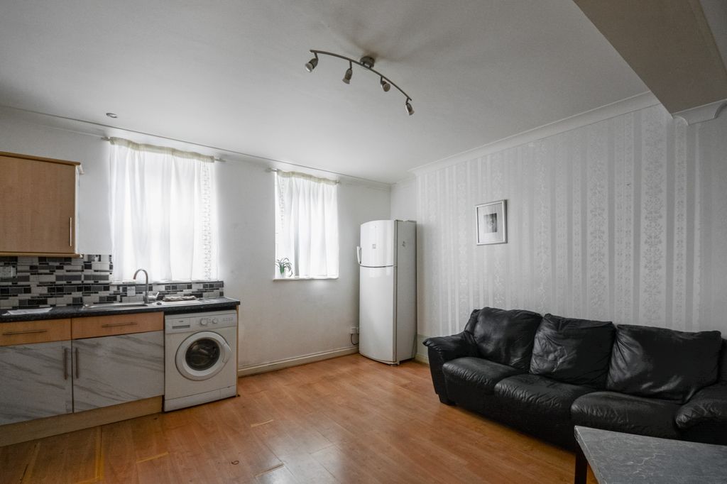 Property photo 2 of 8 Flat 2 Cardigan Place, 20-22 Cardigan Street, Luton Lu1 1Rr