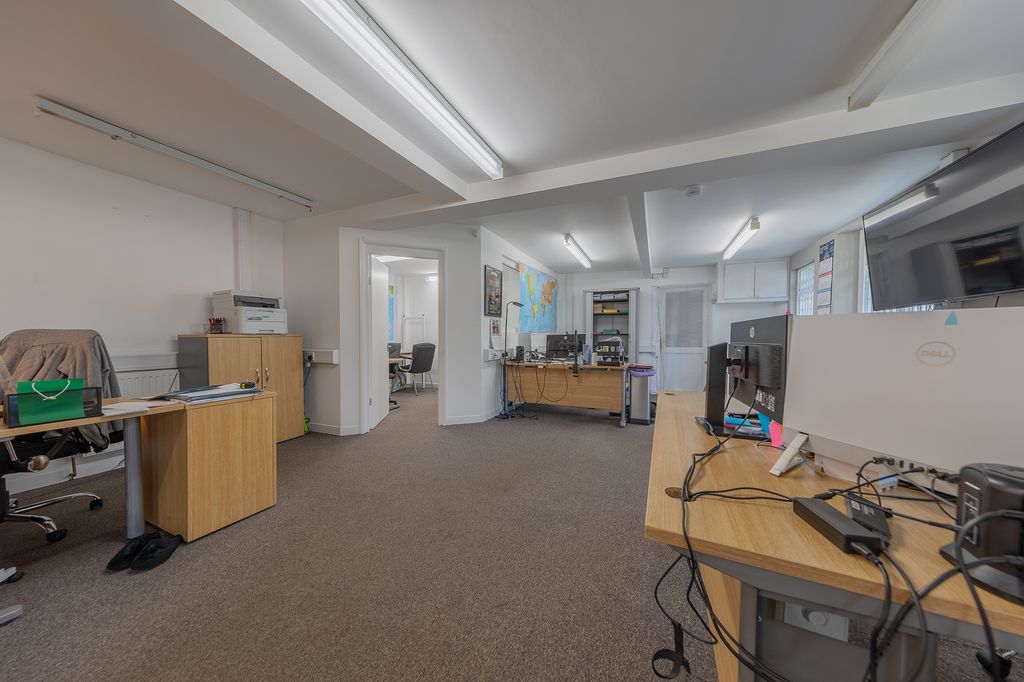 Property photo 3 of 33