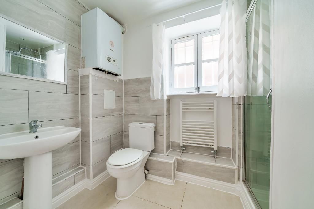 Property photo 2 of 11 Bathroom