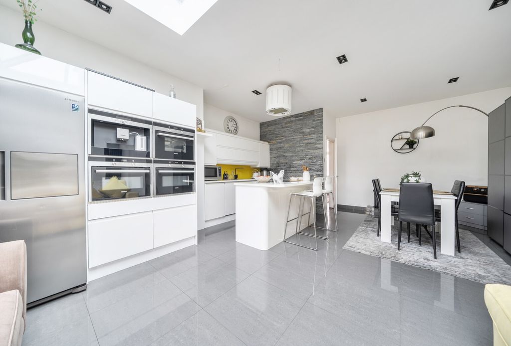 Property photo 2 of 18 1472525-10-6A26E2...