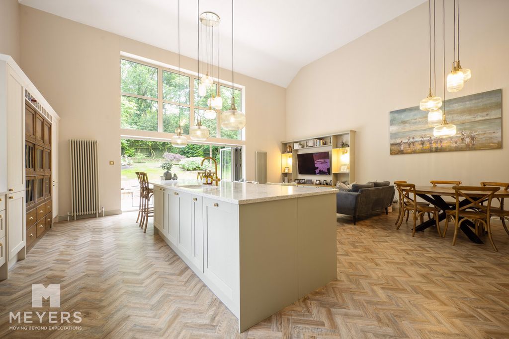 Property photo 3 of 33