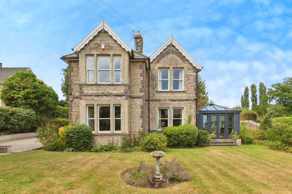 Property photo 2 of 34