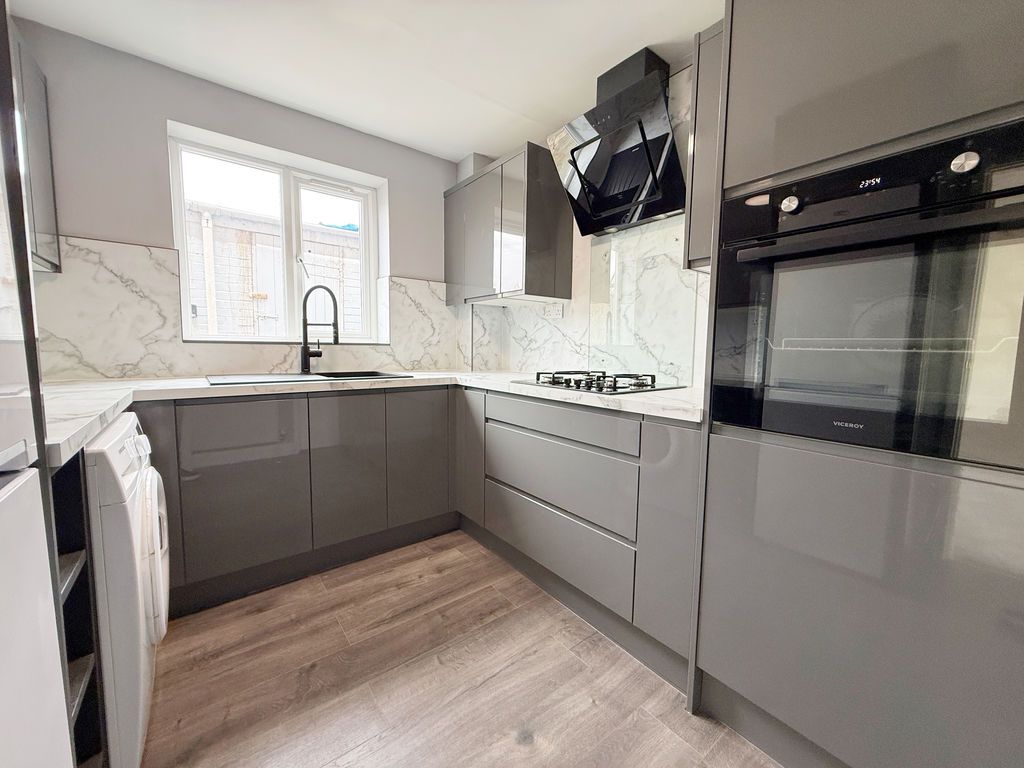 Property photo 3 of 7 Kitchen