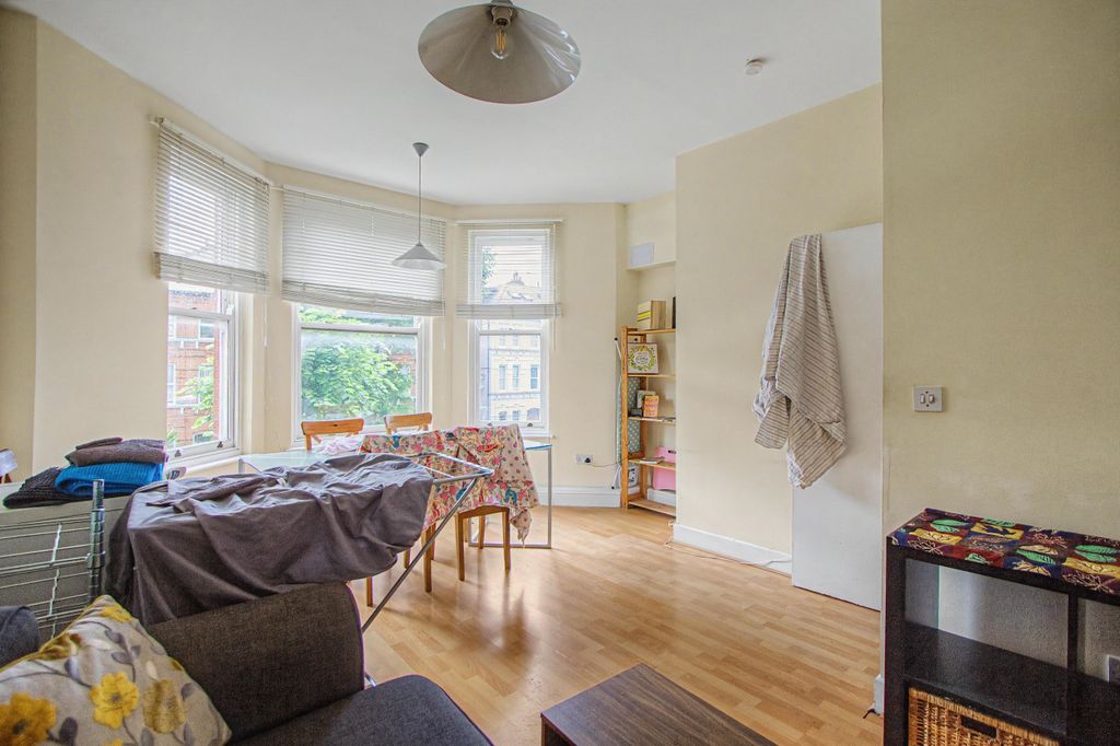 Property photo 3 of 13 Flat B, 5 Minster Road, Cricklewood, London, Nw2 3Sd