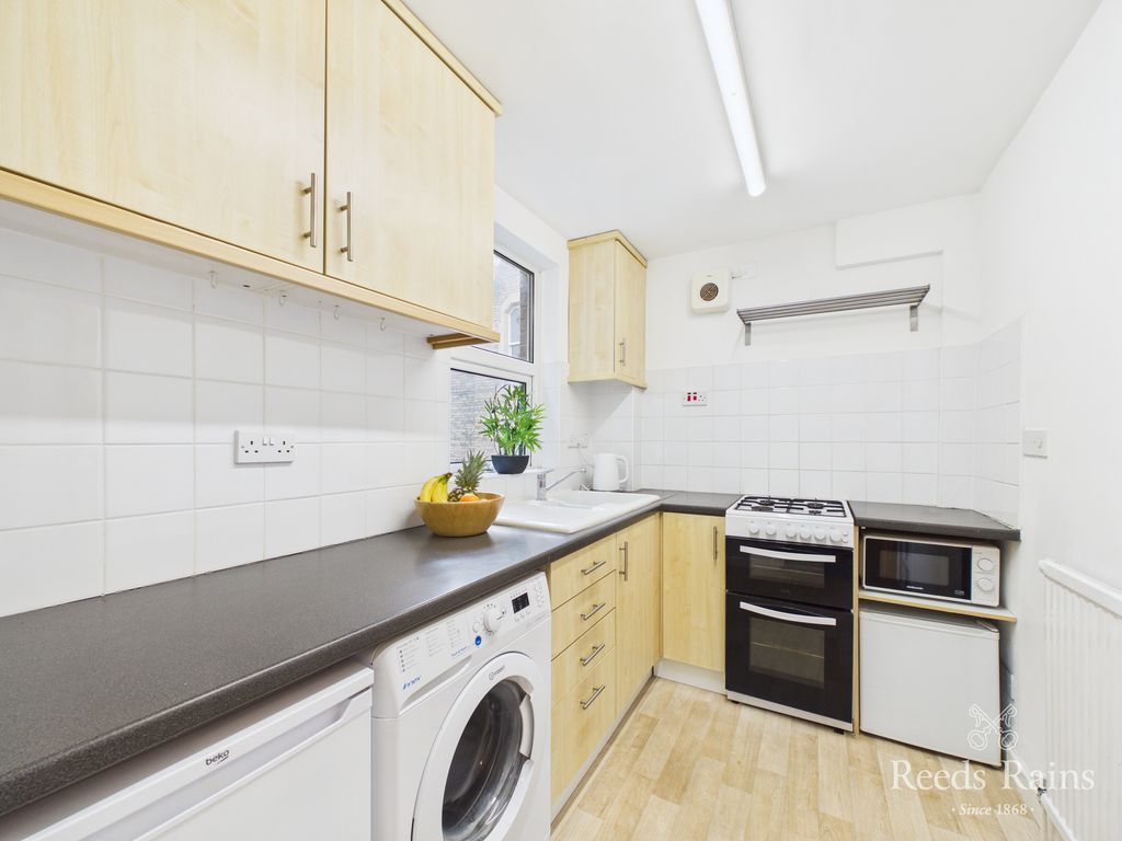 Property photo 3 of 17 Kitchen